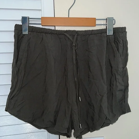 Shorts - Picture 2 of 4